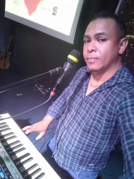 TECLADISTA E CANTOR - Foto 3