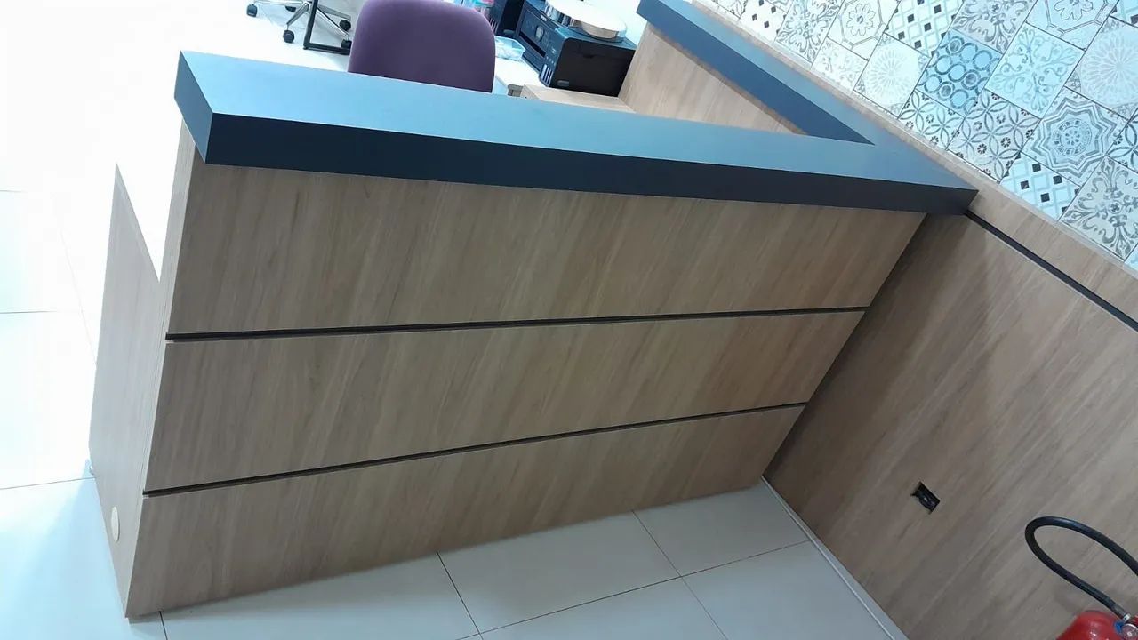 Balcão Recepção  em L com 4 gavetas e proteção parede - Foto 3