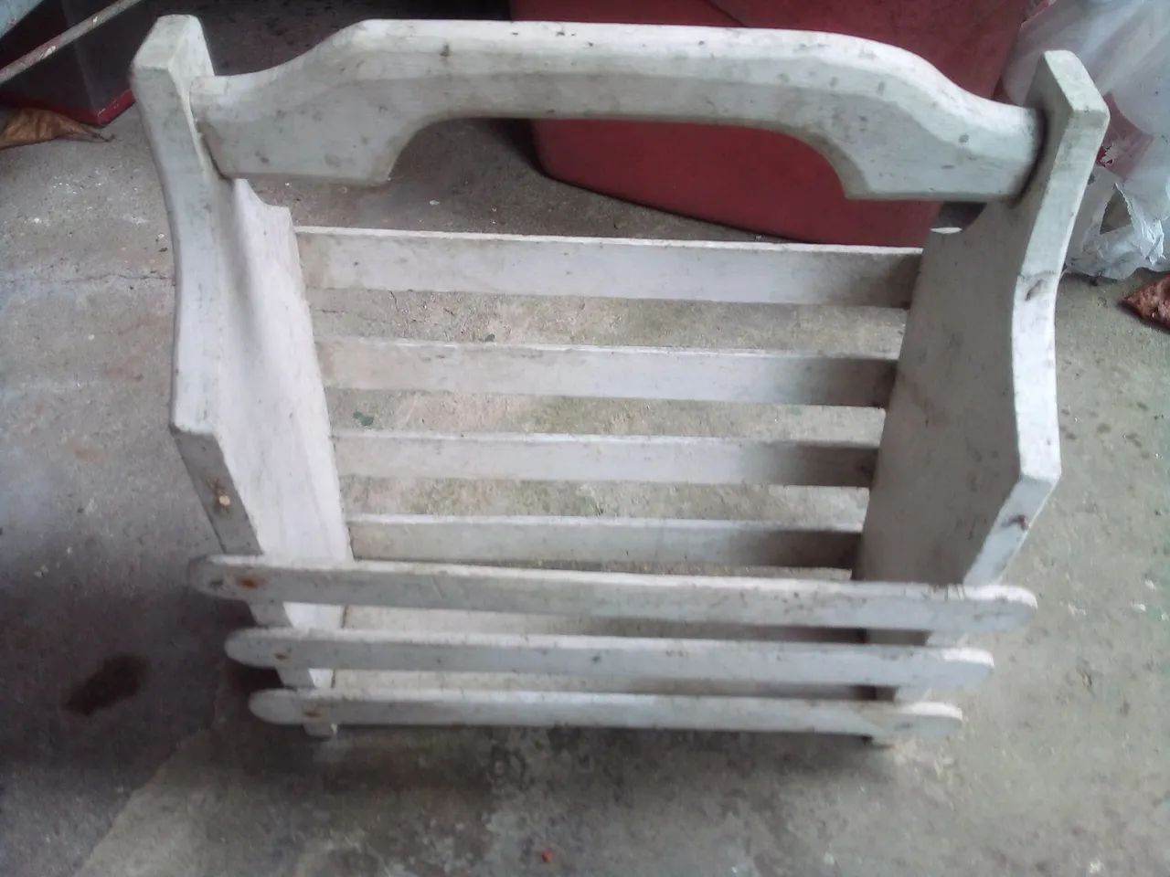 Old wooden magazine rack64295587534977120