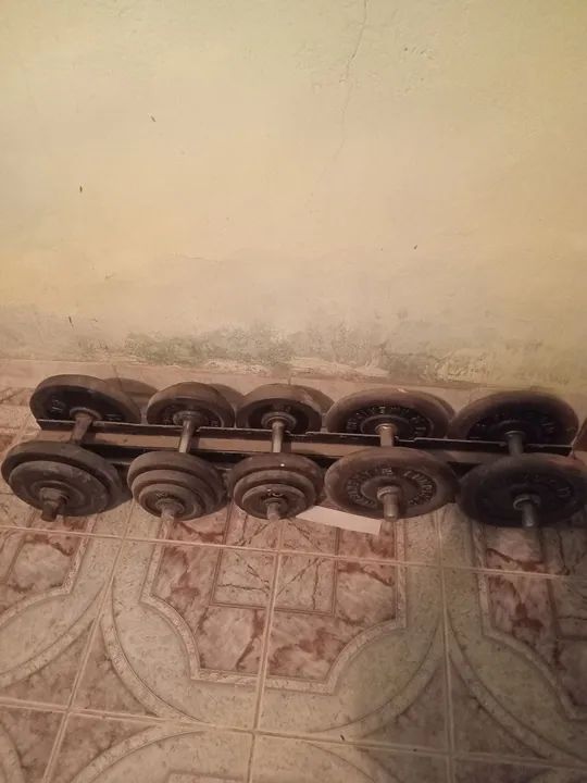 Vendo equipamentos e anilhas de academia,  treine em casa - Foto 2