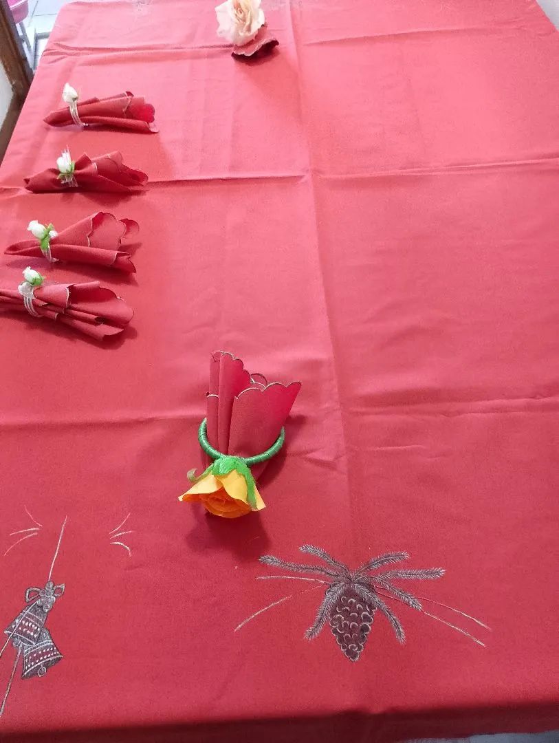 MARAVILHOSA TOALHA DE MESA , QUADRADA SEM USO 