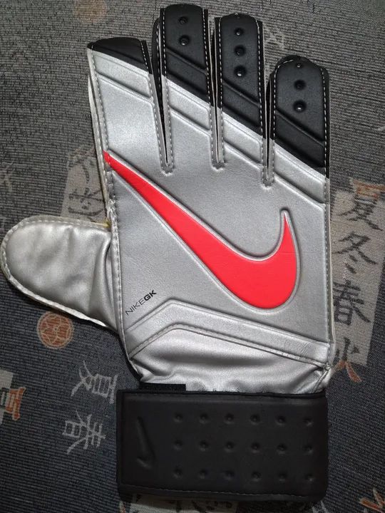 Luva de goleiro da Nike GK profissional / seminova - Foto 4