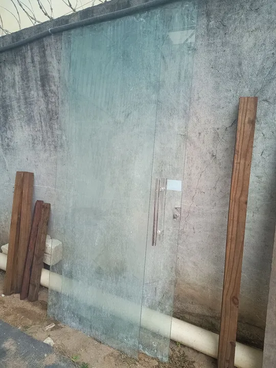 Porta de vidro e uma chapa de vidro 