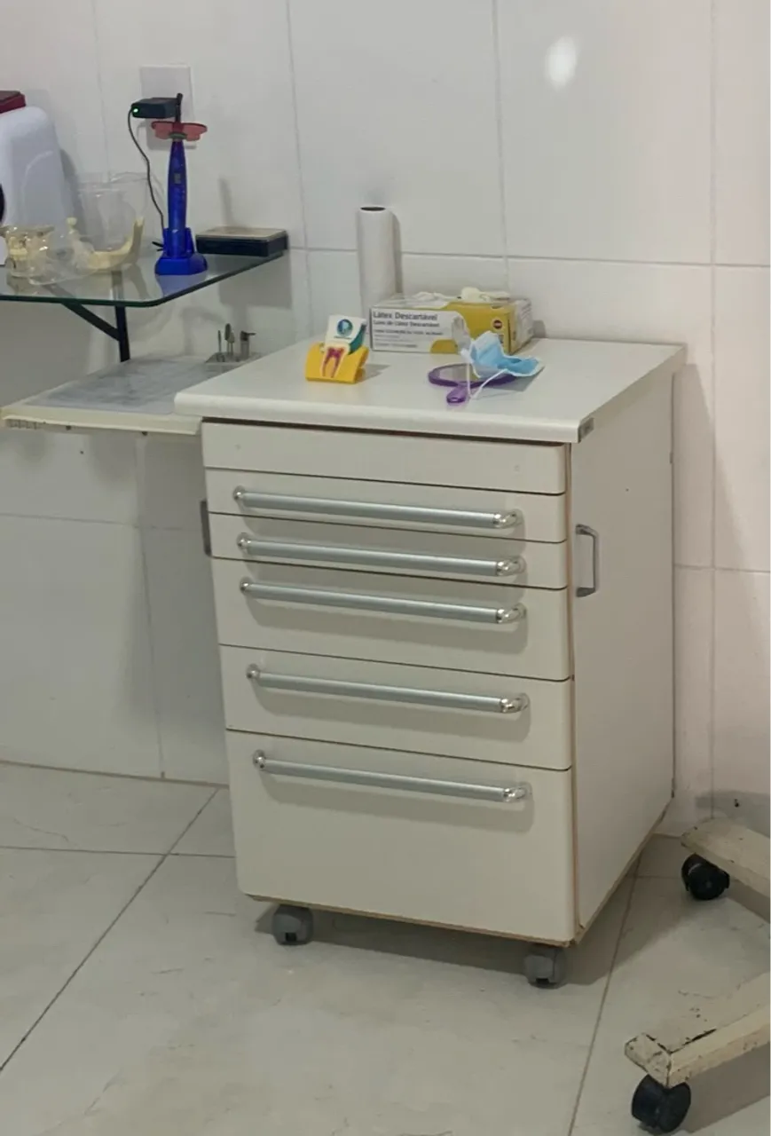 Móvel auxiliar para consultório odontológico