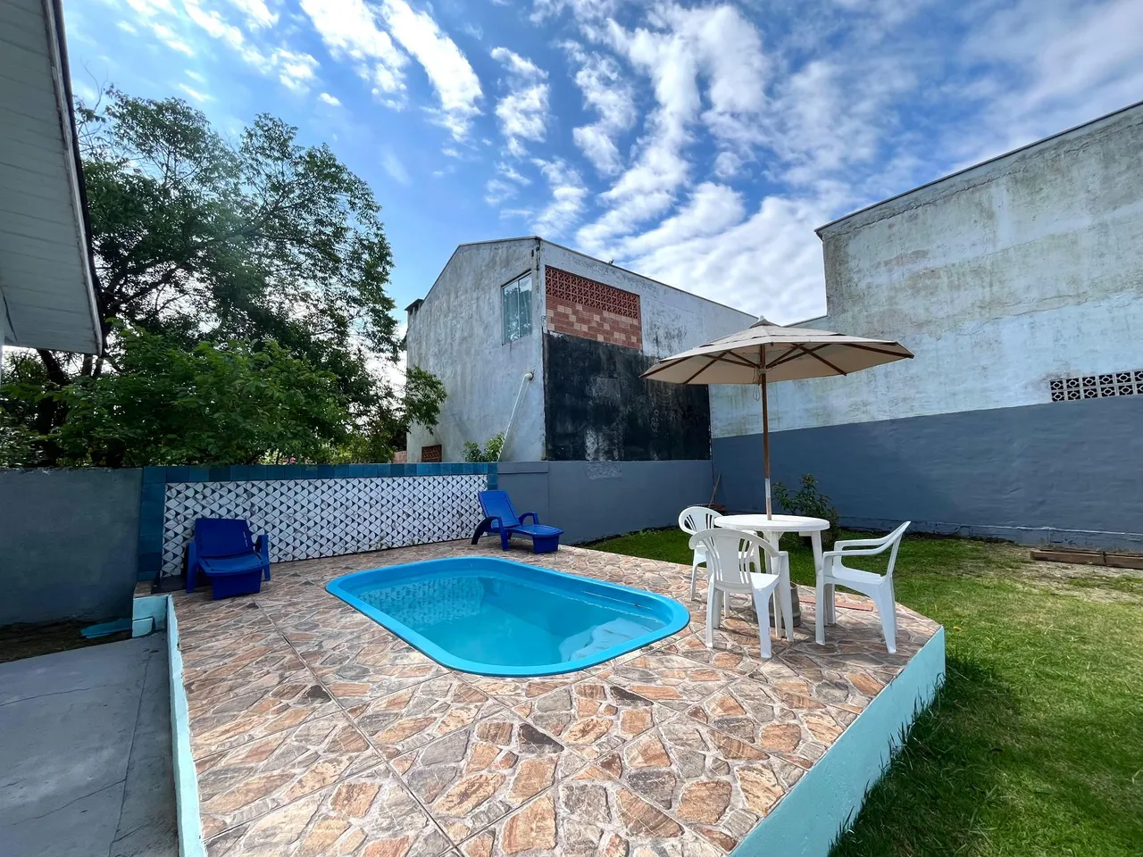 Casa em Guaratuba c/ Piscina, Churrasqueira e 3 Quartos ?