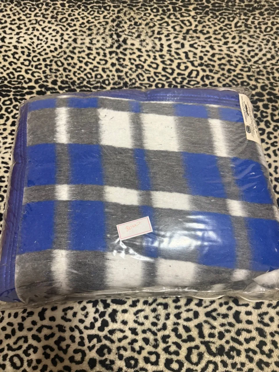 Cobertor de lã azul e cinza