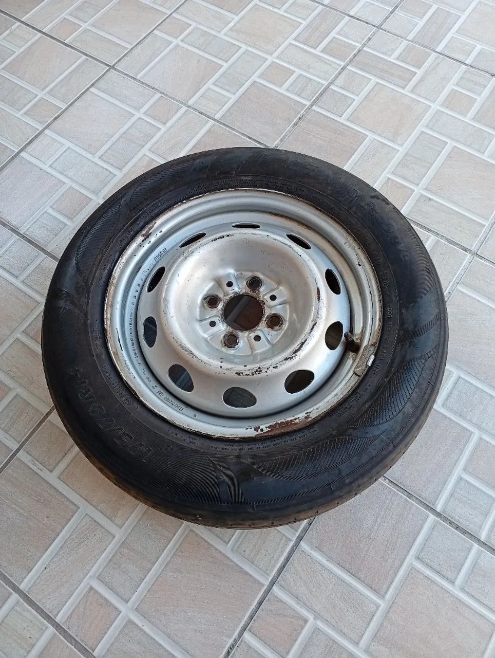 Roda de Aço com Pneu 175/70R14