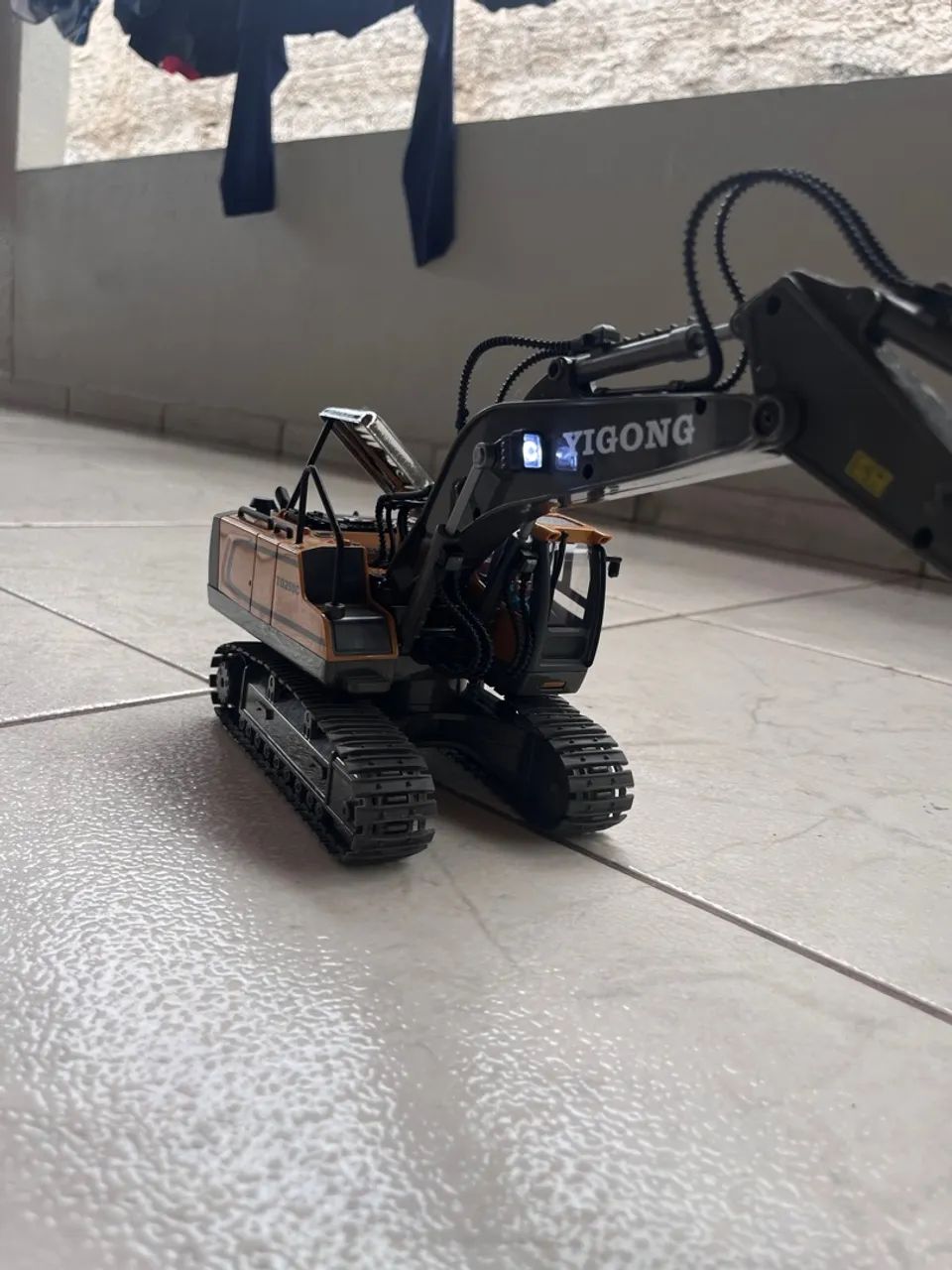 Escavadeira de controle remoto  - Foto 3