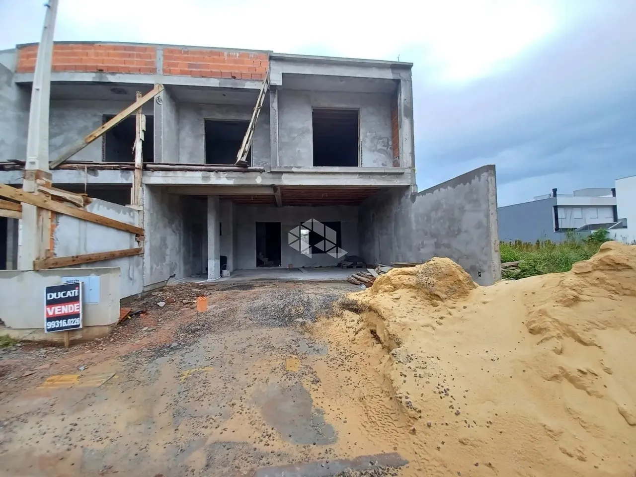 Sobrado em construção com 175m² área construída 3 dormitórios 1 suíte 2 vagas, Mont Serat