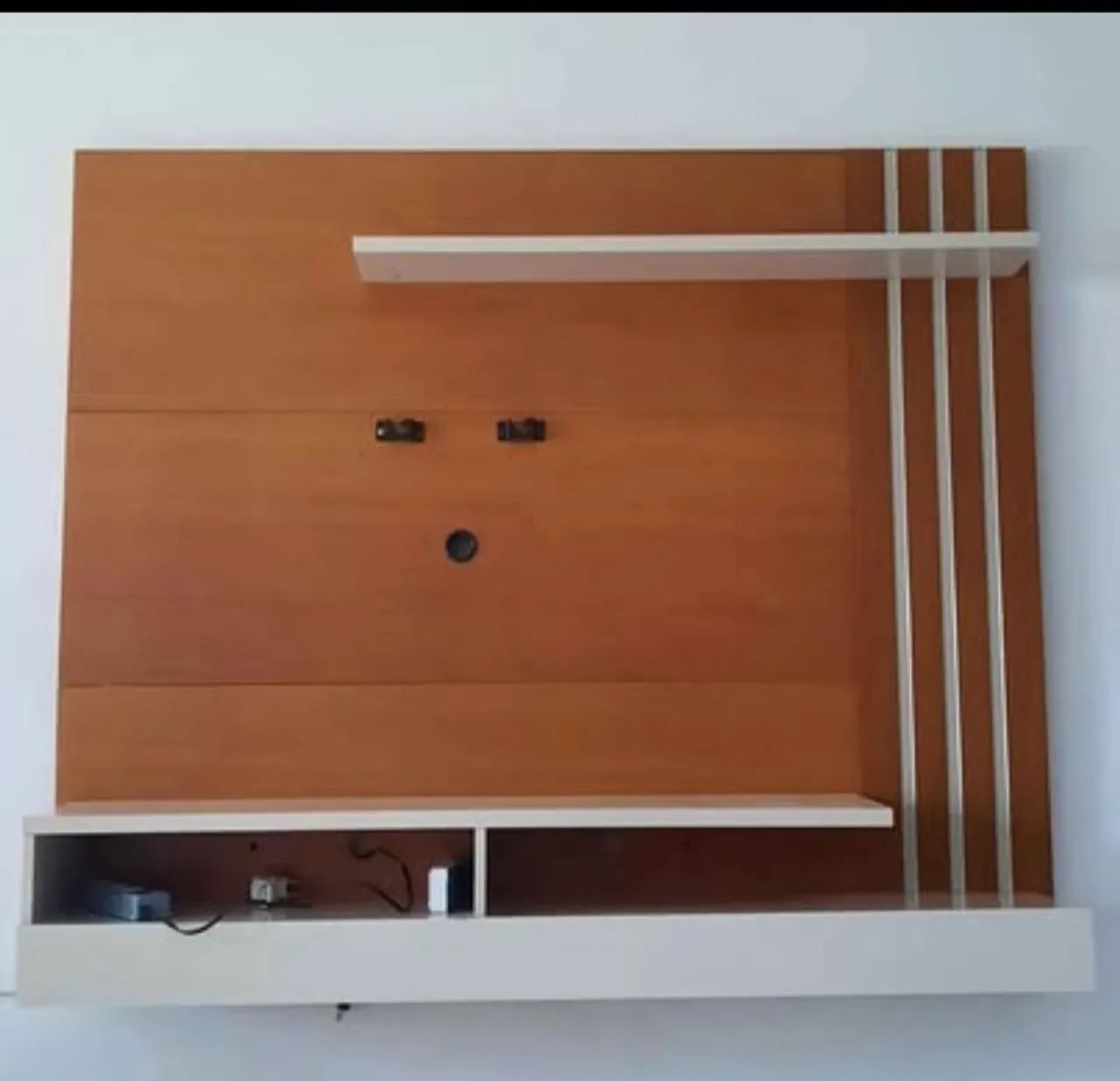 Painel para TV com prateleira e nicho
