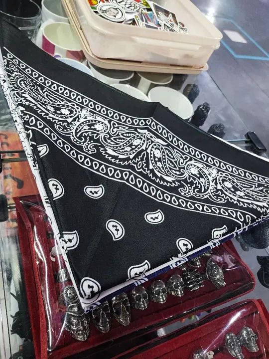 Lenço Bandana Preto e Branco Rock
