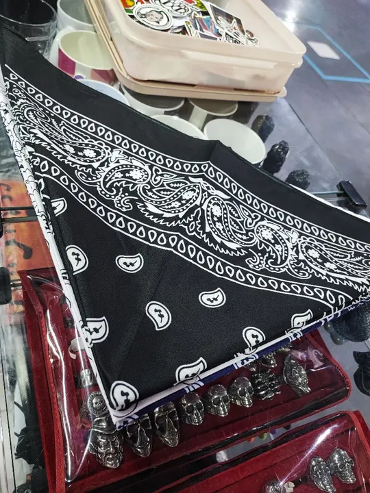 Lenço Bandana Preto e Branco Rock