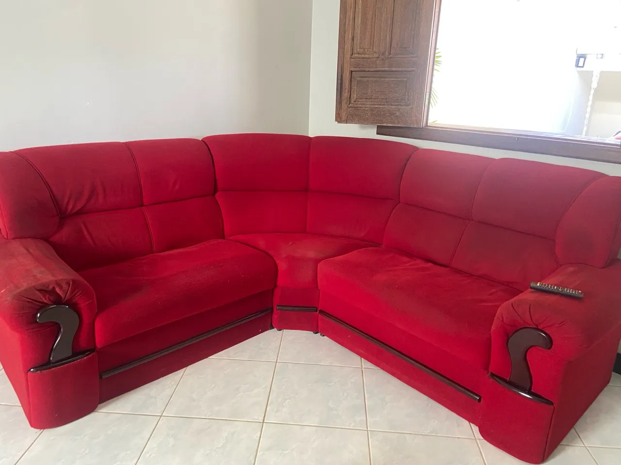 Sofá de canto vermelho espaçoso