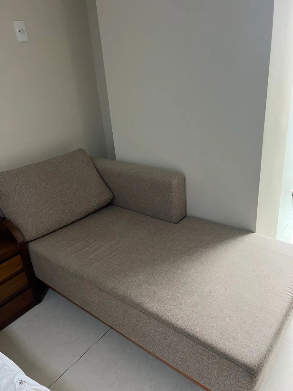 Sofá de Canto, Chaise, em bom estado! Dois pequenos defeitos conforme aparece nas fotos. - Foto 4