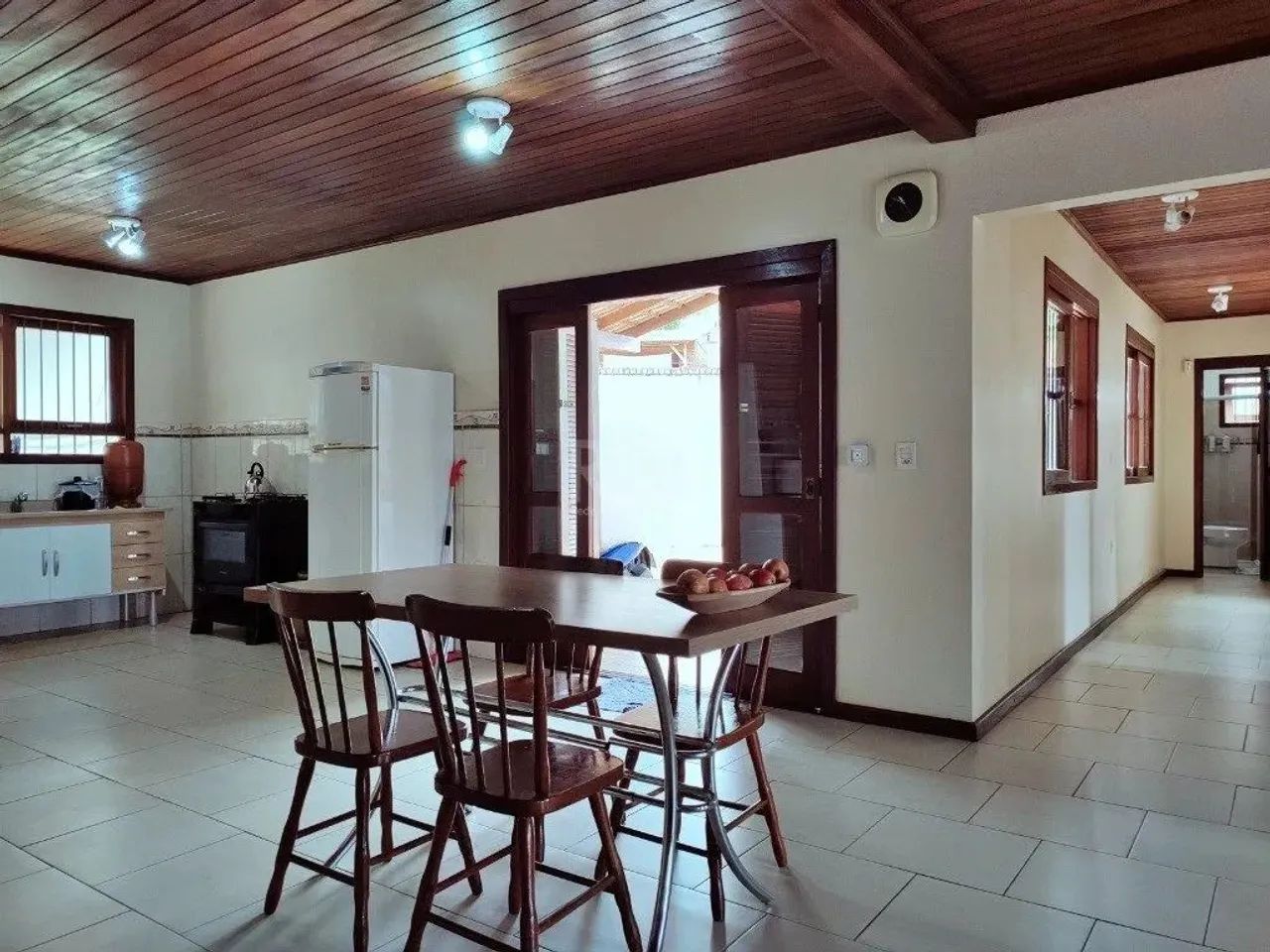 Ampla casa Térrea a venda com 2 dormitórios, sala, cozinha conjugada, 2 banheiros, sendo 1 - Foto 2