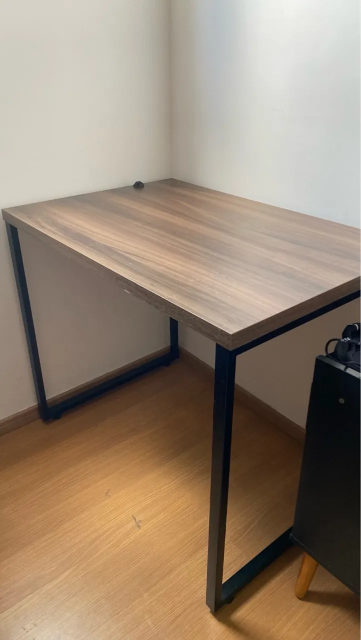 Mesa de Escritório Industrial - Tampo Amadeirado e Estrutura de Ferro