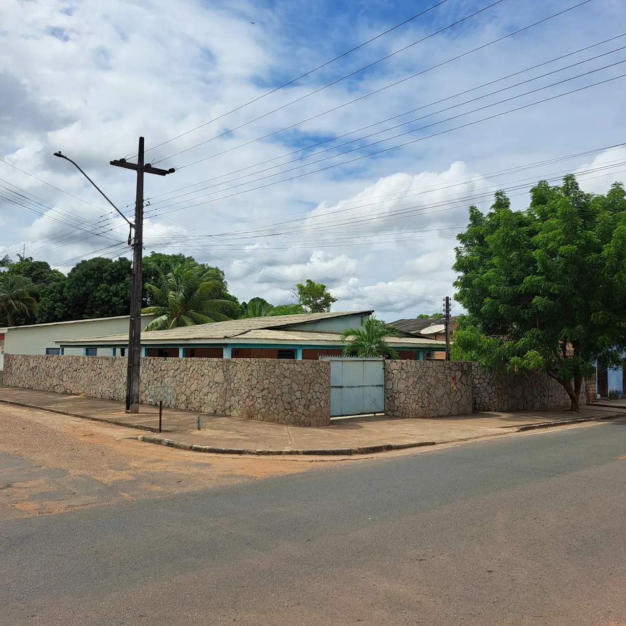 Casa ampla, com depósito.
