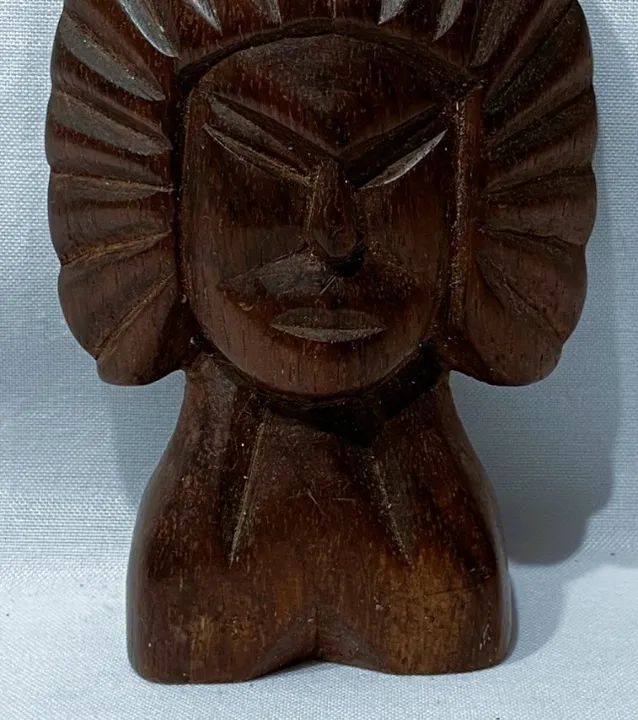  Antiga e Belíssima escultura em jacarandá, representando figura indígena - Foto 4