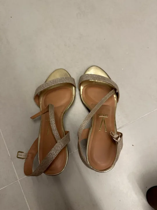 Salto Vizzano dourado com Glitter