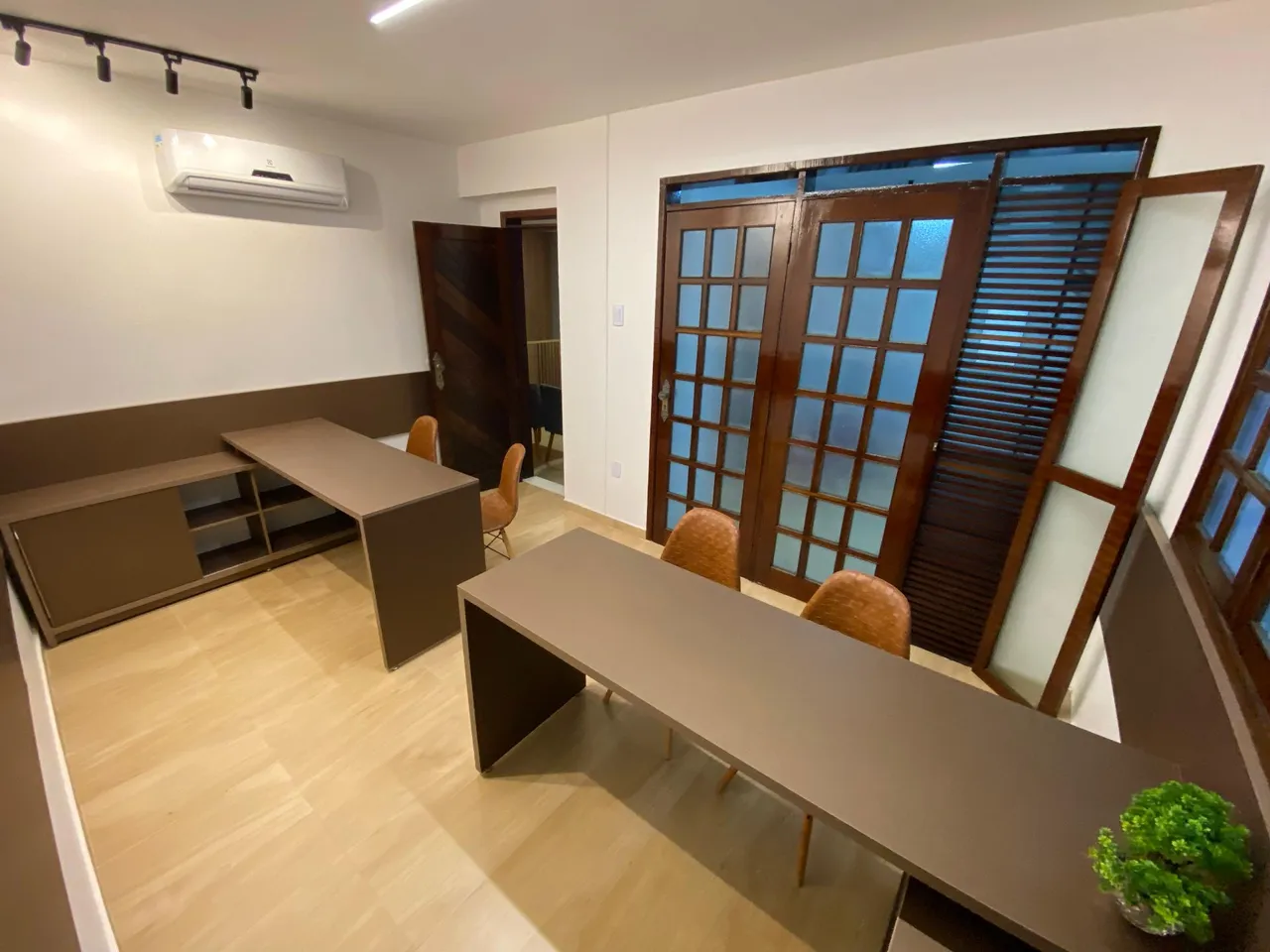 Sala mobiliada para escritório no centro da cidade 