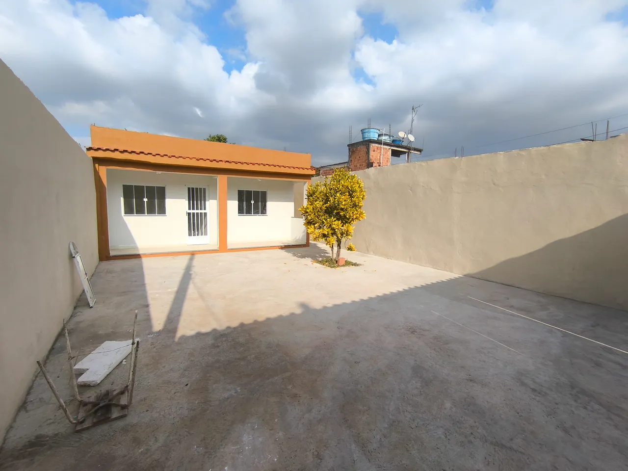 Linda casa com quintal grande no bairro Califórnia - Imobiliária MR Imóveis