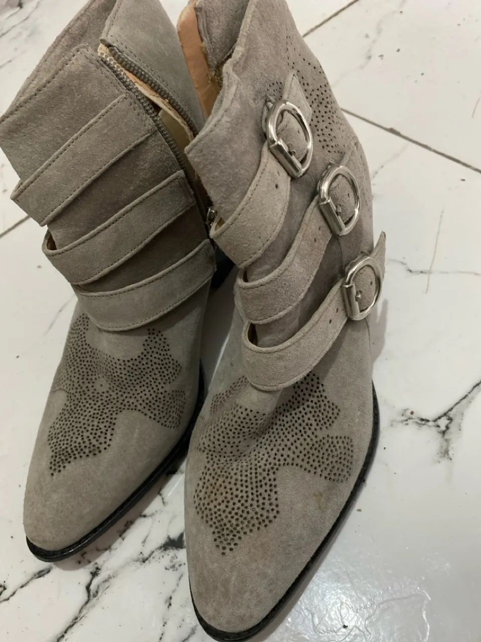 Botas de camurça cinzas com detalhes - Foto 2