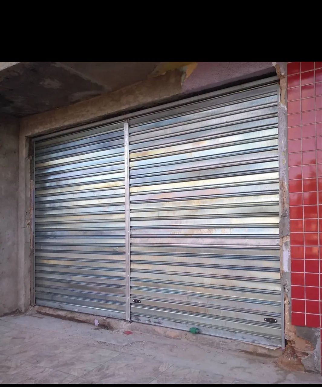 Porta de enrolar para comércio. Em aço galvanizado  reforçando  - Foto 3