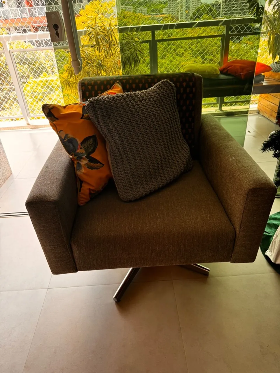 Poltrona decorativa com almofadas