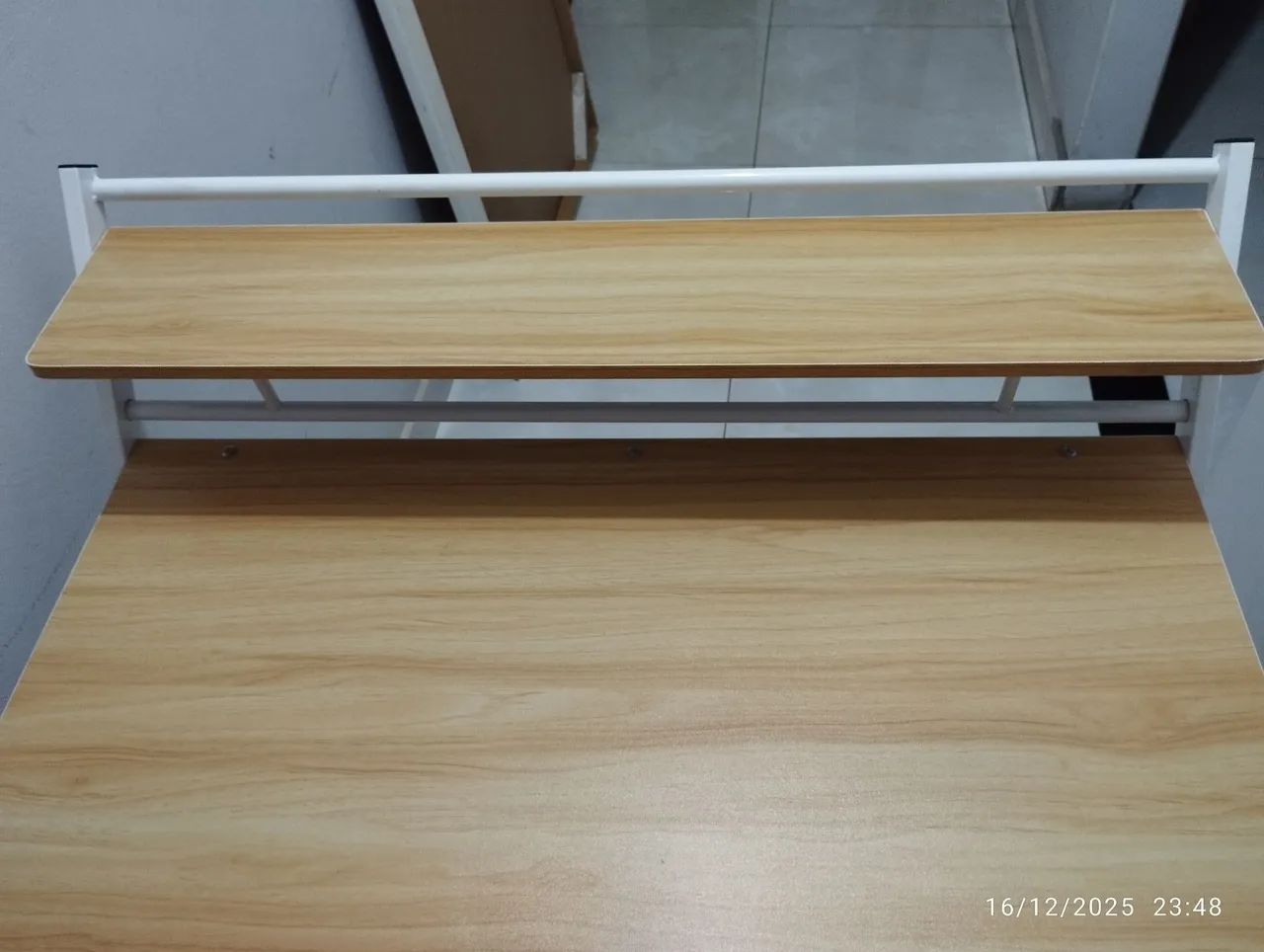 Mesa de estudos dobrável semi nova 64840777787778121