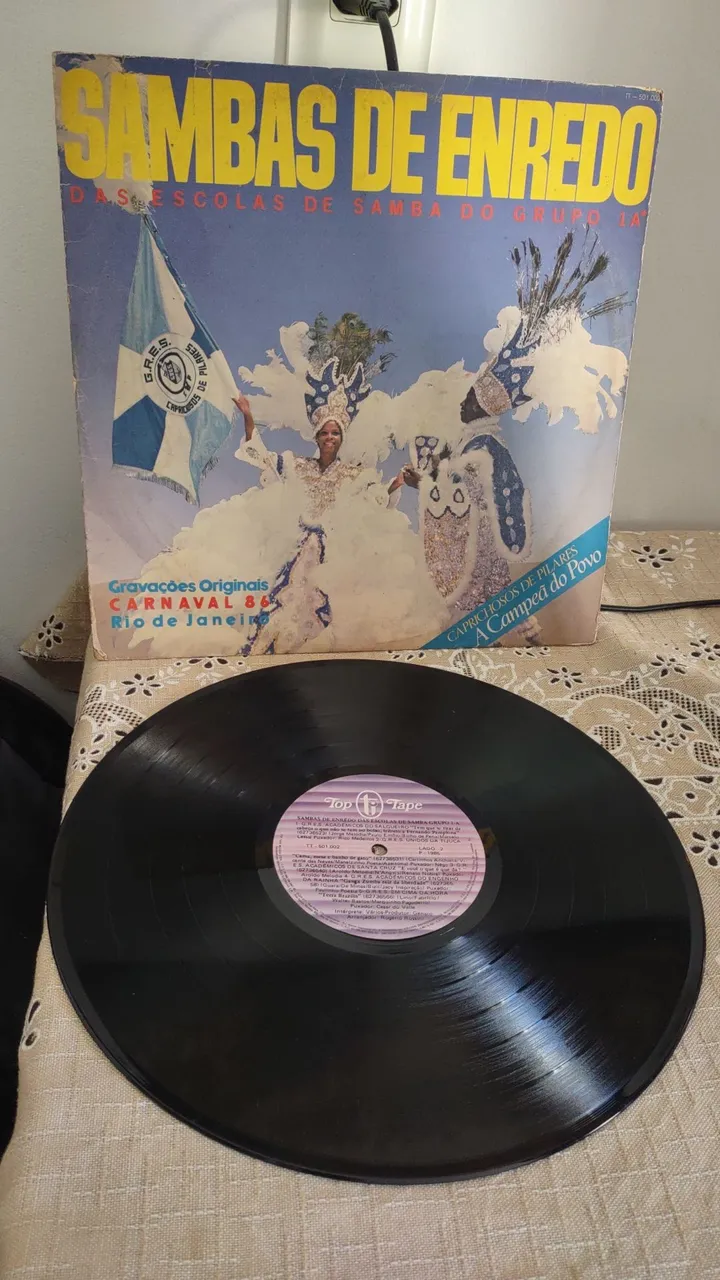 LP Disco de Vinil Sambas de Enredo disco trincado leia a descrição e veja a imagem