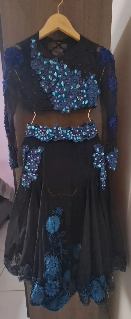Figurino infantil azul e preto com detalhes em renda e pedrarias