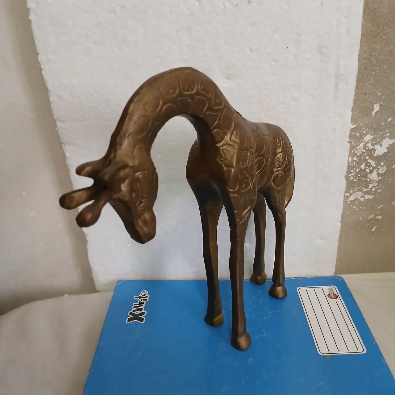 Escultura girafa de bronze 