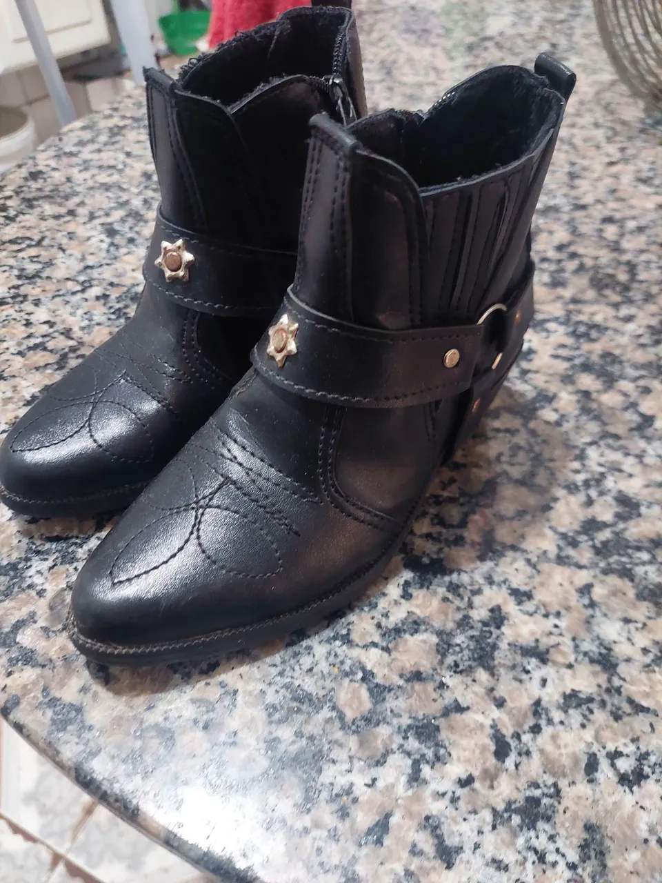 Botas infantis pretas com detalhes
