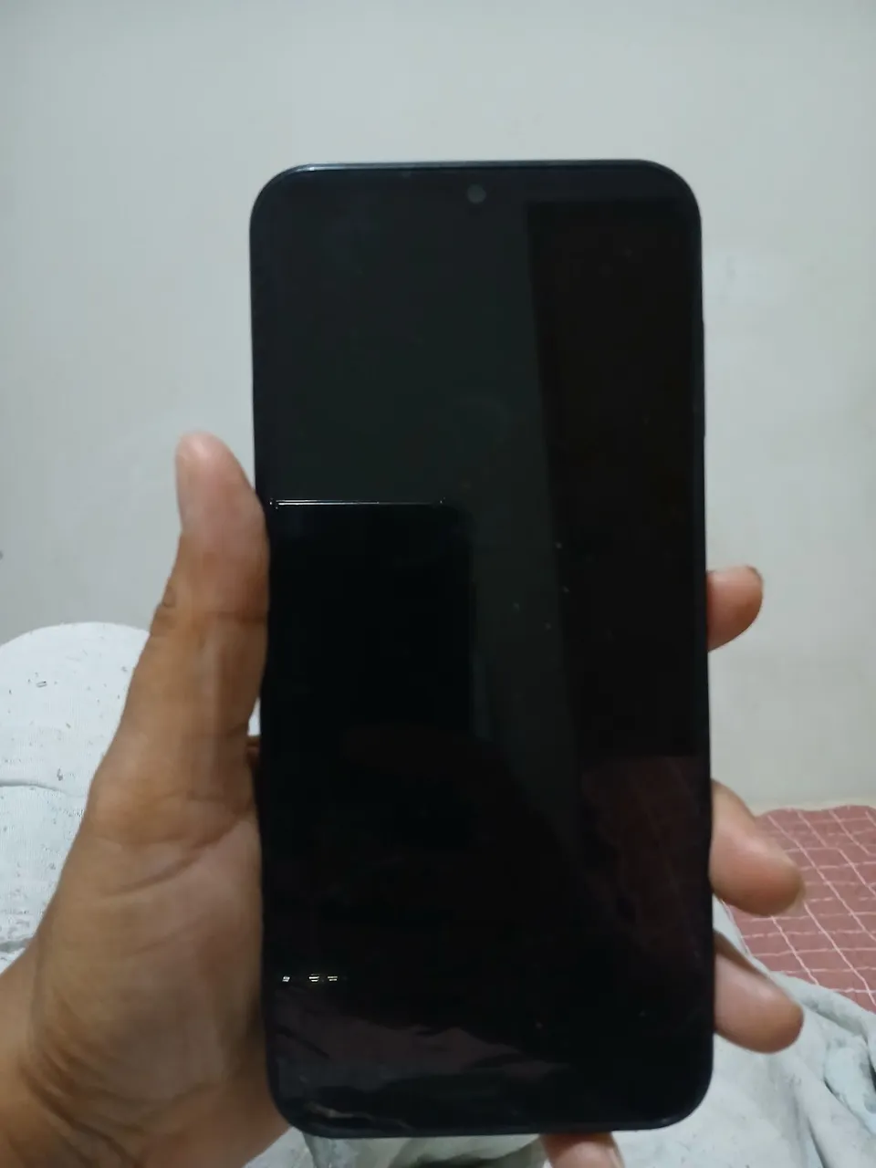 Não consegui achar o modelo, na verdade é um A 15..SEM DETALHES . Celular com carregador