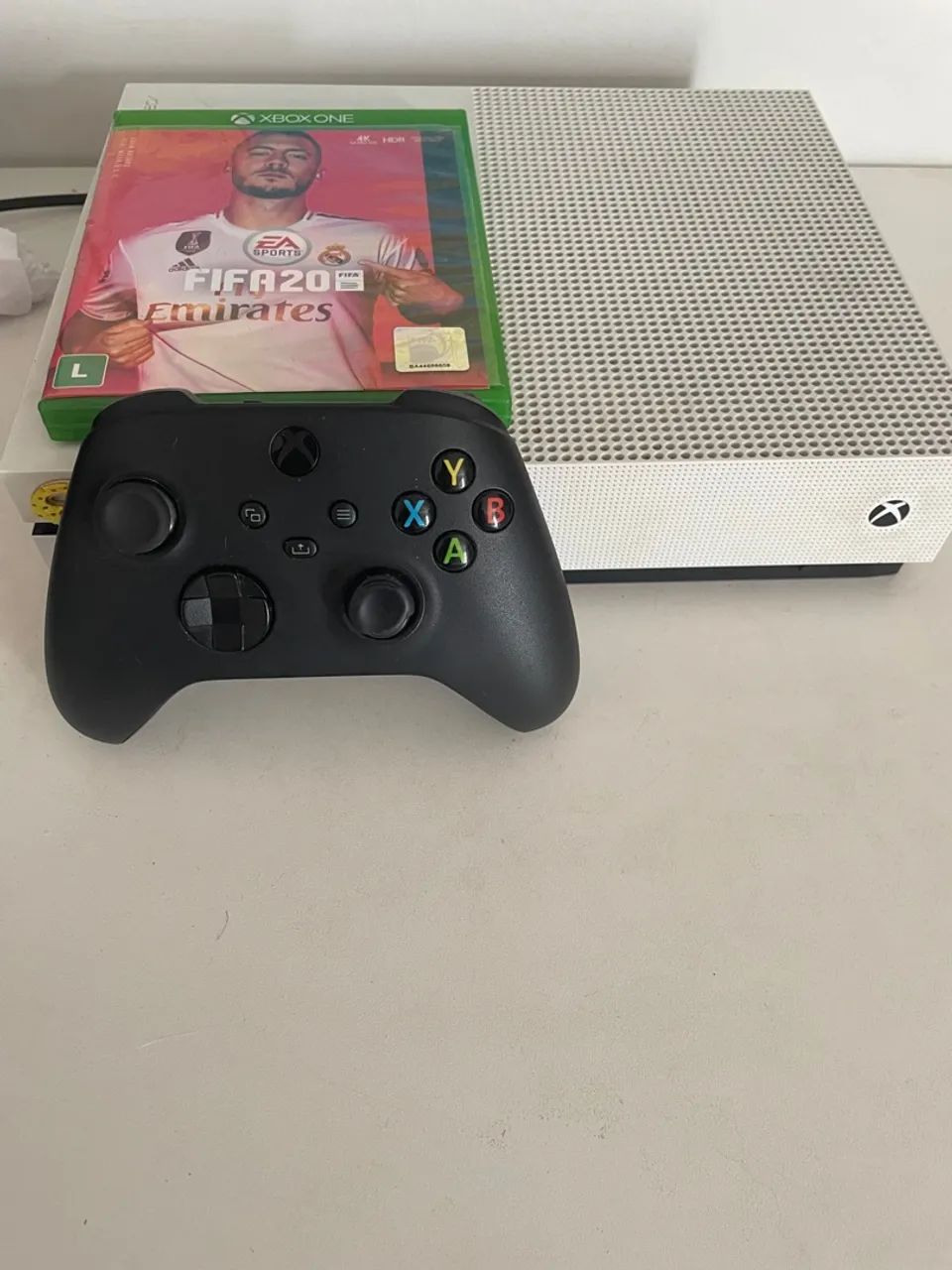 Xbox One com jogo FIFA 20