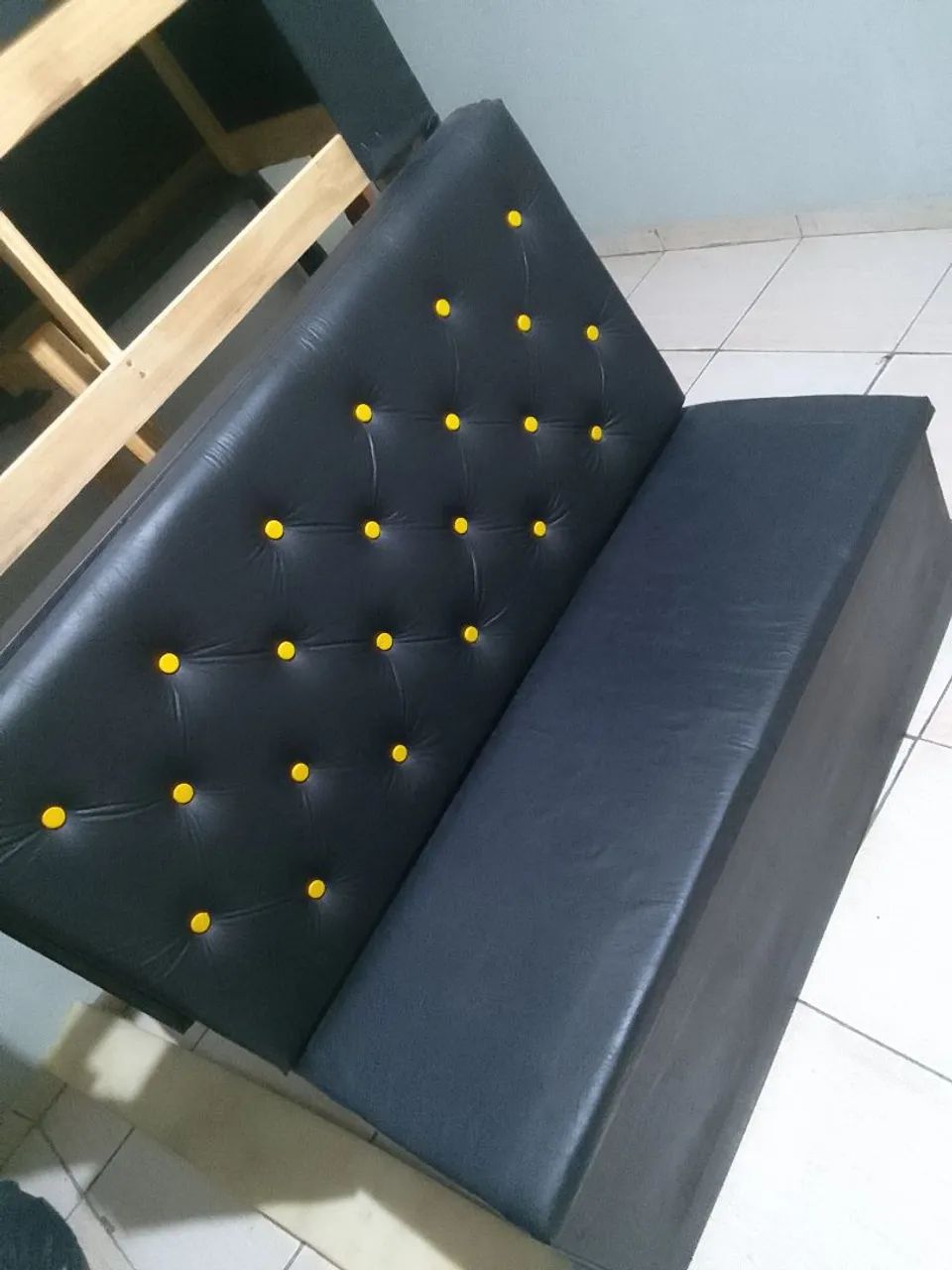 Sofá de Canto Preto com Botões Dourados