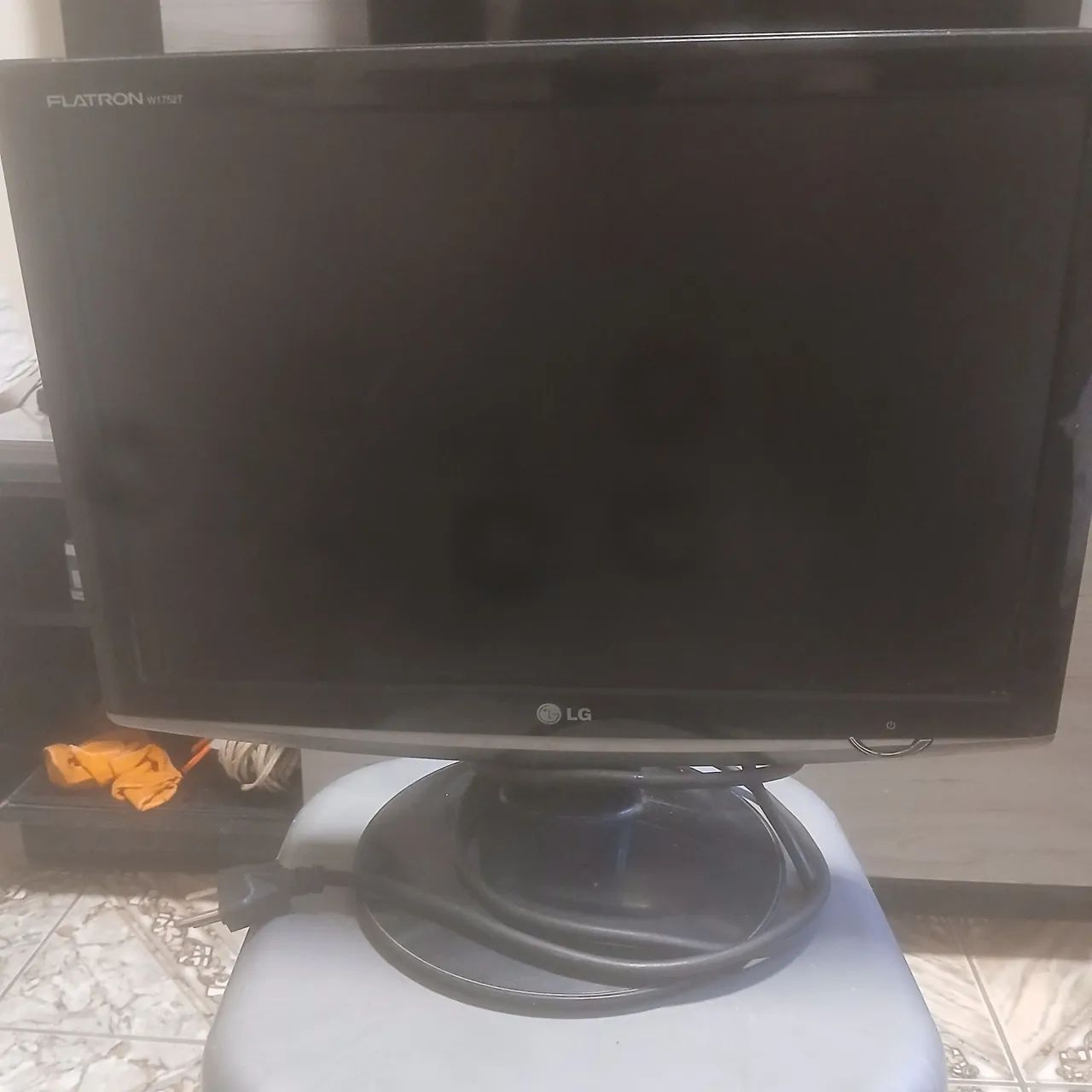Vende se monitor computador marca LG  , funcionando perfeitamente . Teclado vendo  40,00 - Foto 2