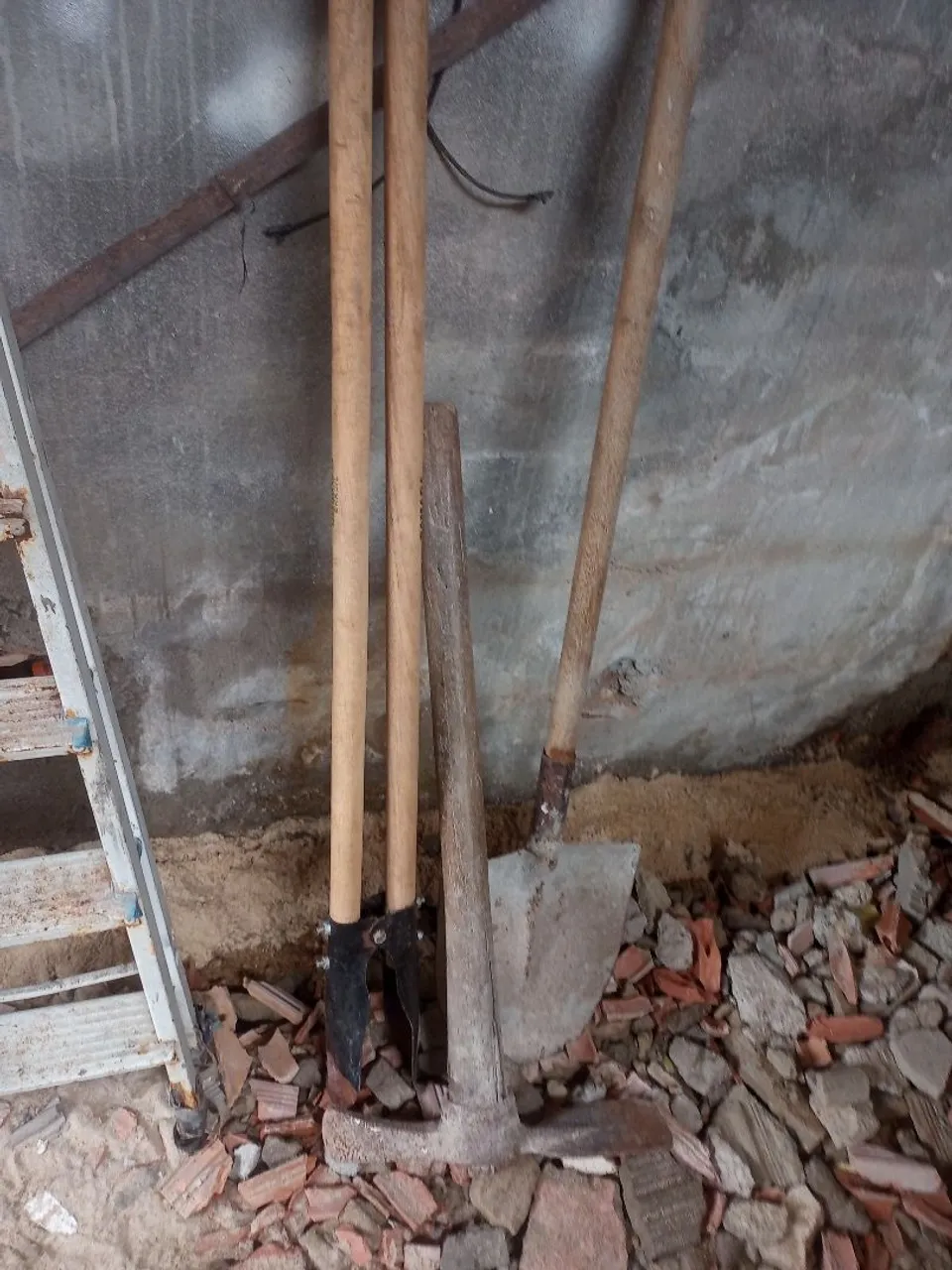 Ferramentas de Construção - Enxadas, Pá e Picareta