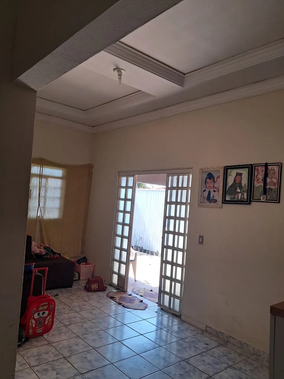 Vende se uma casa grande de esquina e com sala comercial .