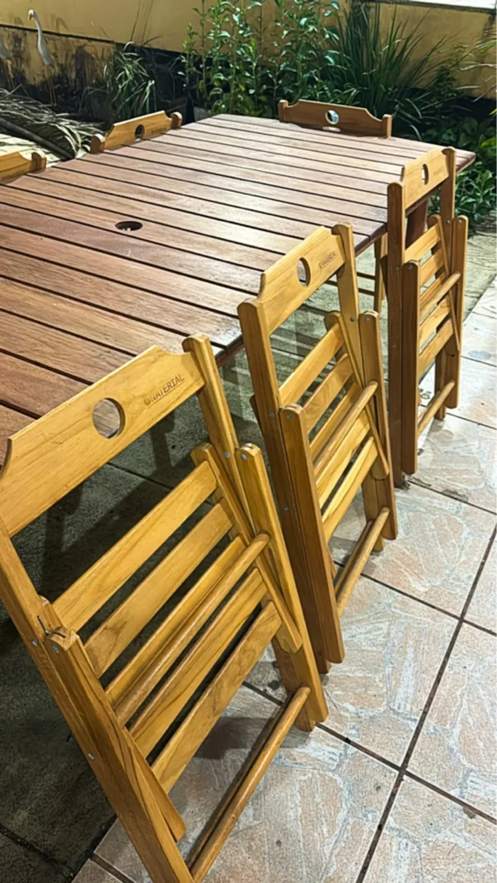Mesa de madeira com cadeiras dobráveis