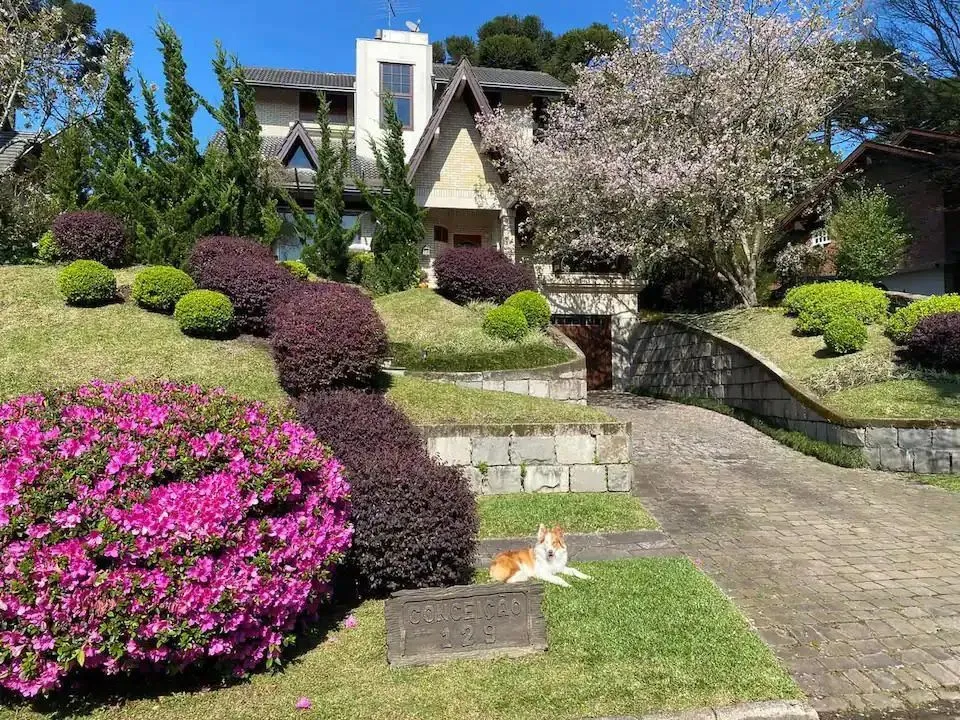 Casa 4 ou + dorm. em Condomínio - Bairro Laje de Pedra