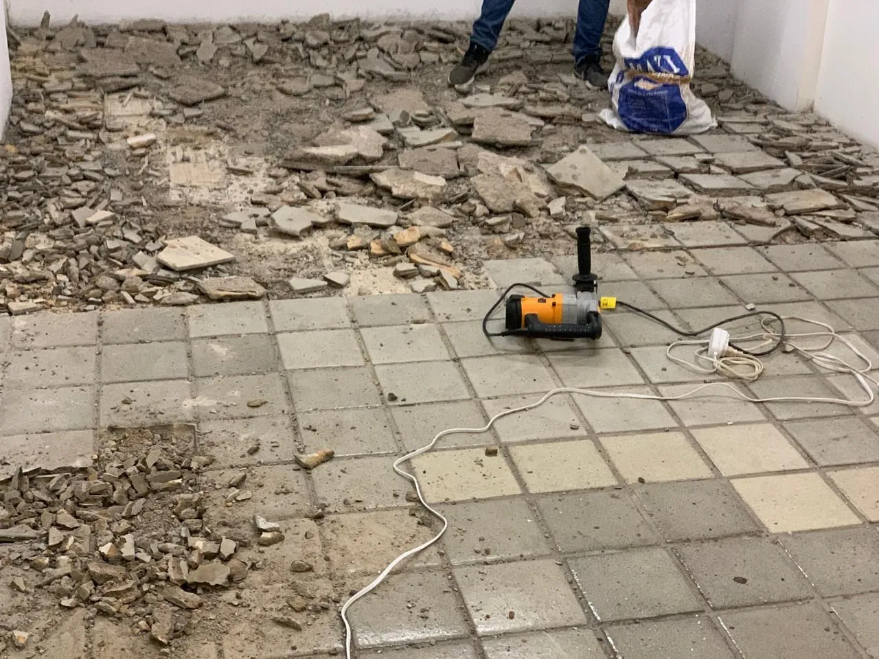 Procuro ajudante de pedreiro 
