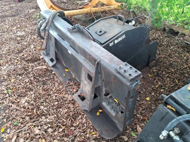 Fresadora de 14 polegadas FRS-01 marca Bobcat para mini carregadeira Ano 2011