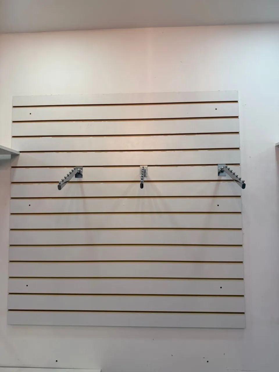 Porta cabides para painel canaletado.
