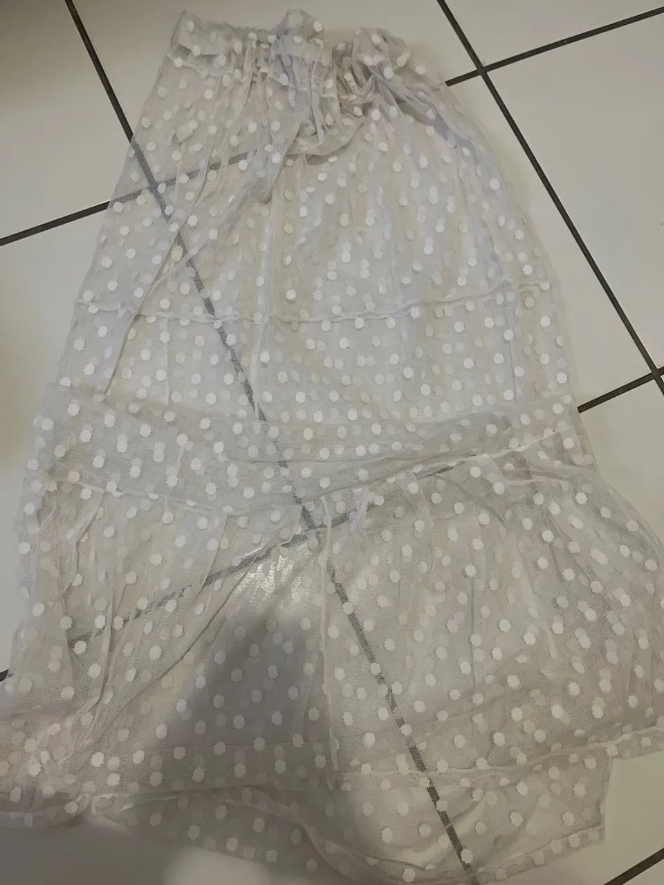 Saida de banho branca de renda com bolinhas
