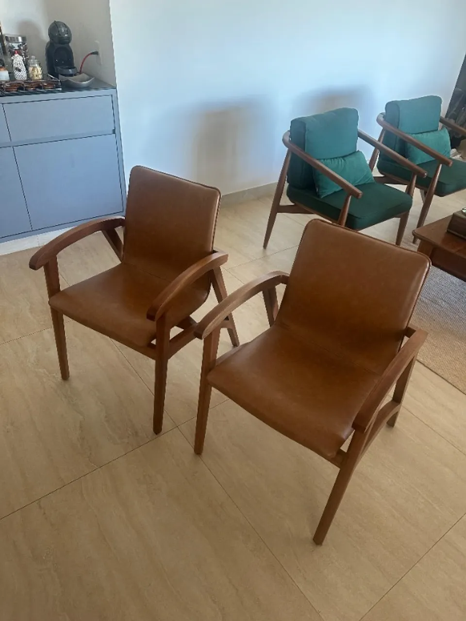 Poltronas de couro e madeira (preço por unidade, são duas)