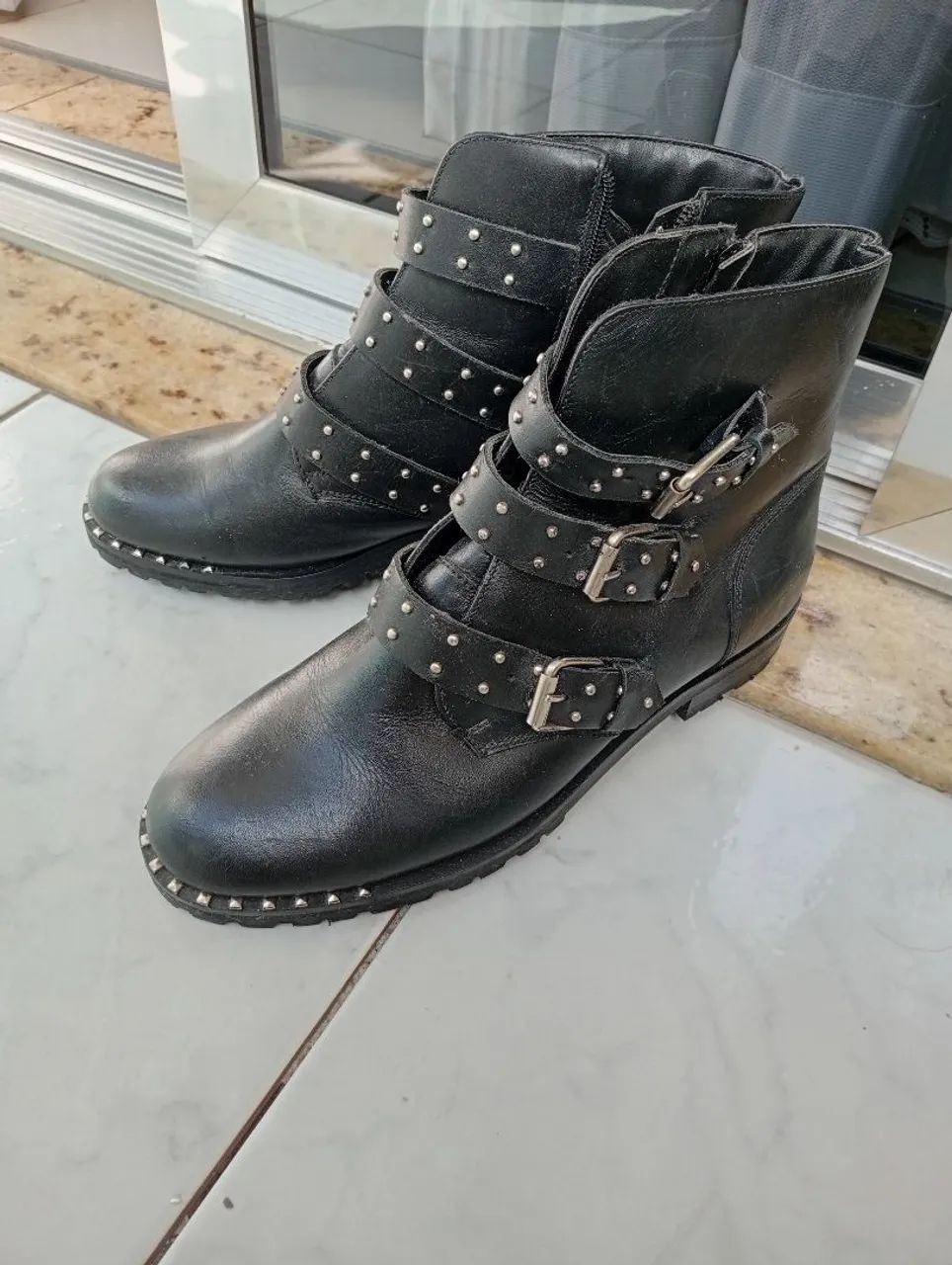 Botas Femininas com Detalhes em Studs - Foto 3