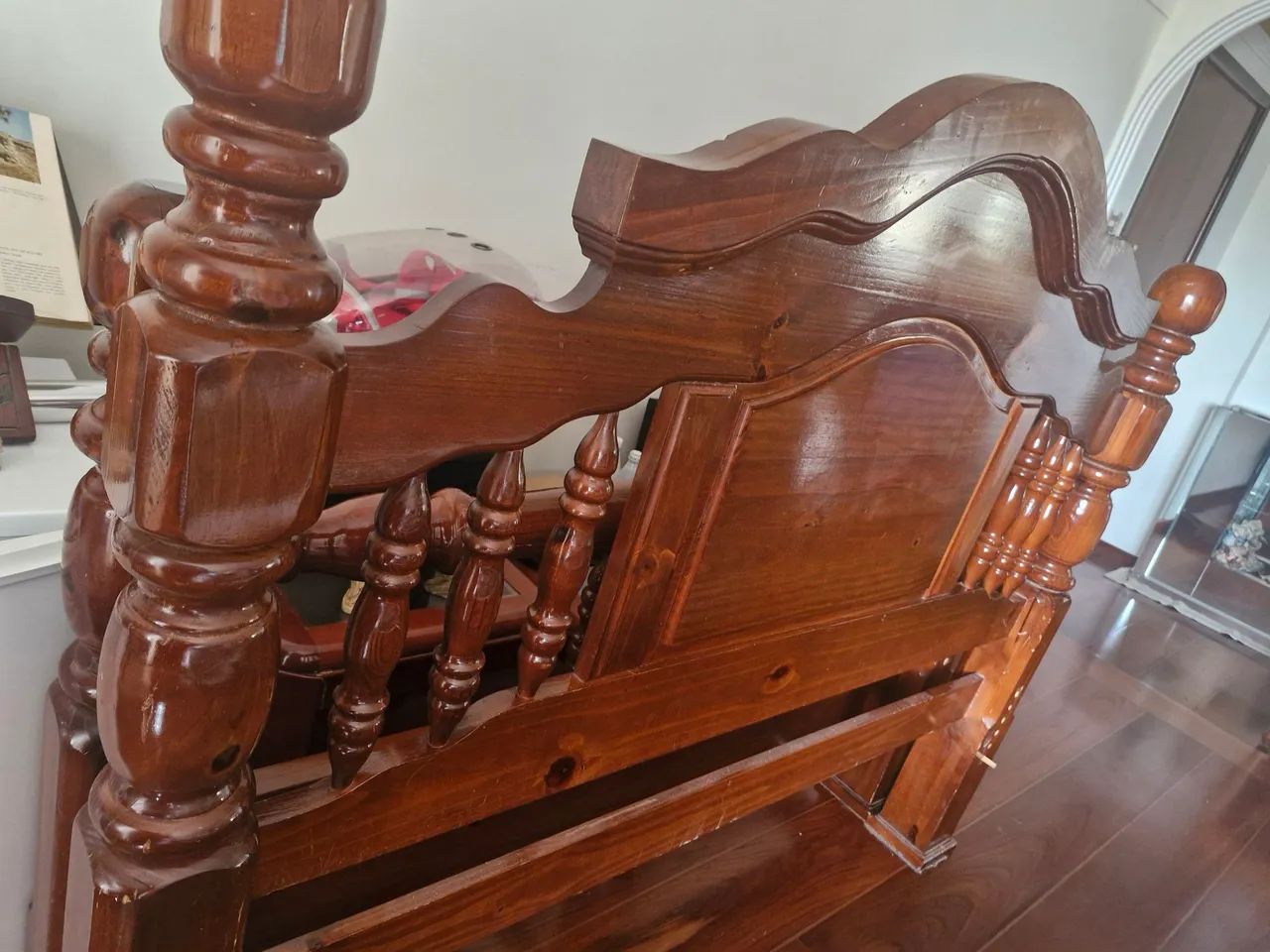 Cama de Madeira maciça  com colchão  e mesinhas - Foto 2