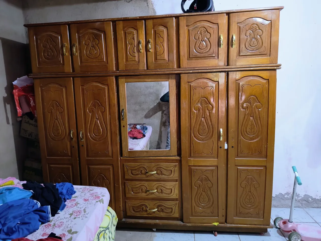 Guarda-Roupa de Madeira Maciça com Detalhes Entalhados