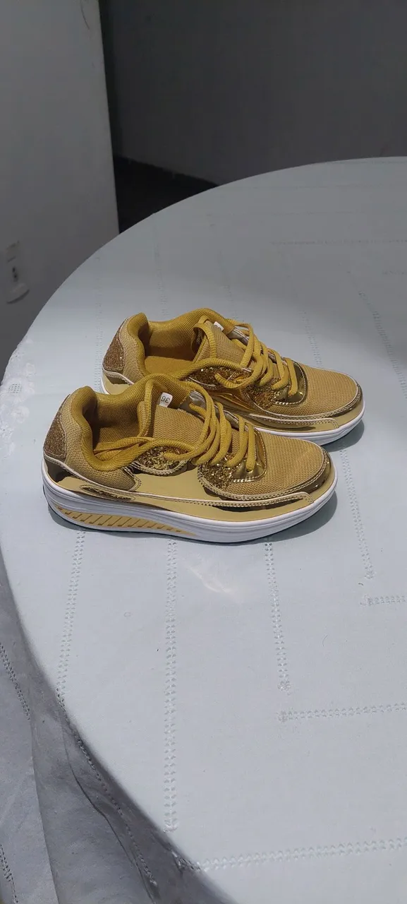 Tênis Dourado Feminino